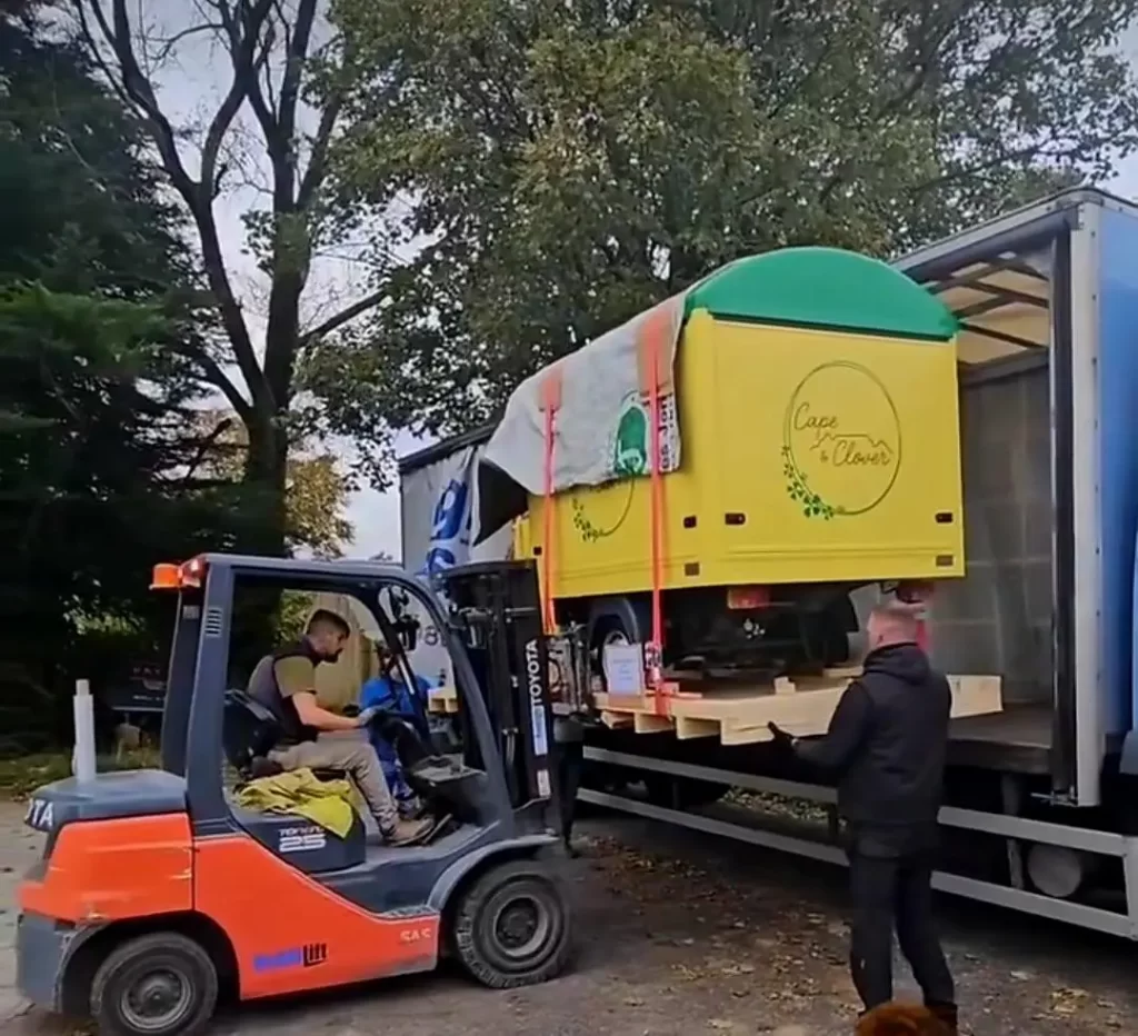 tuk-tuk-hull-to-limerick pic of tuk tul loading onto truck